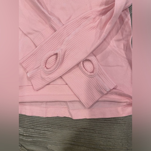 Lululemon long sleeve top size 2 - Picture 3 of 3